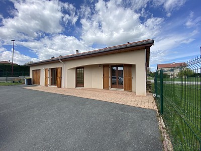 MAISON A LOUER - ESSERTINES EN CHATELNEUF - 117.54 m2 - 860 € charges comprises par mois