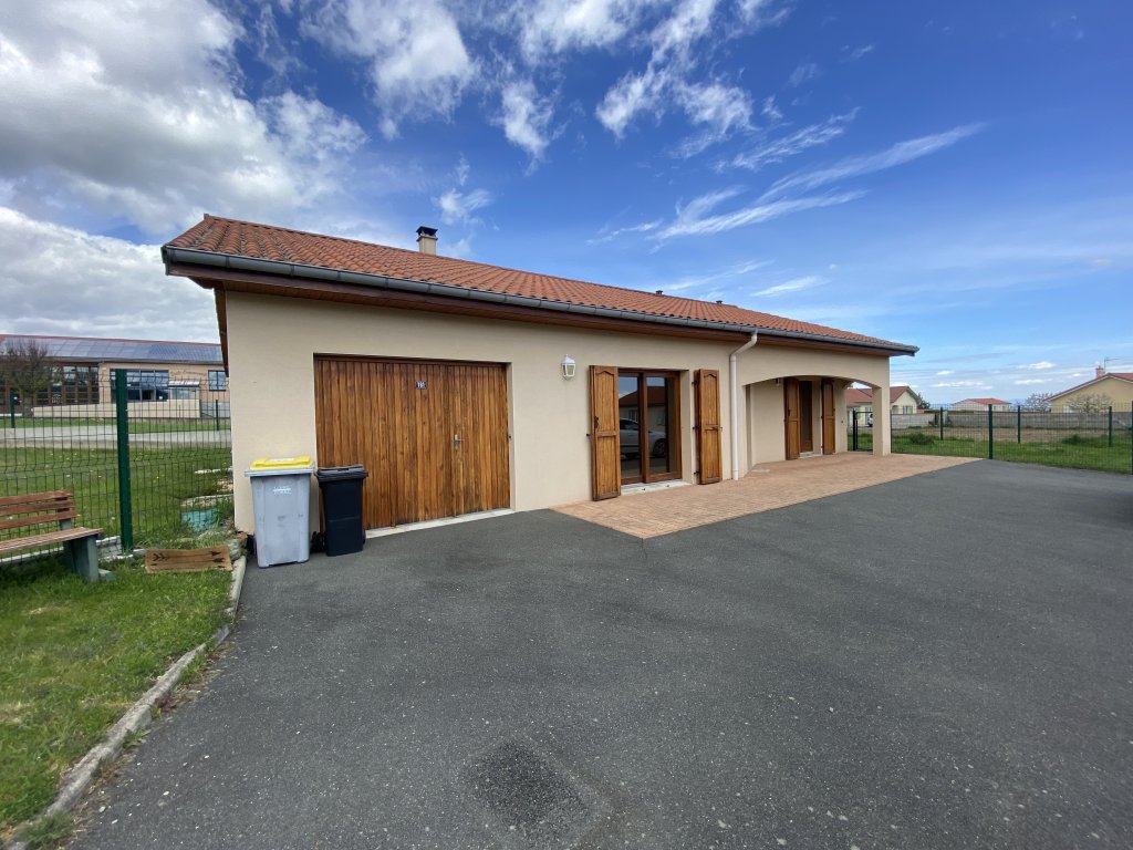 MAISON A LOUER - ESSERTINES EN CHATELNEUF - 117.54 m2 - 860 &euro; charges comprises par mois
