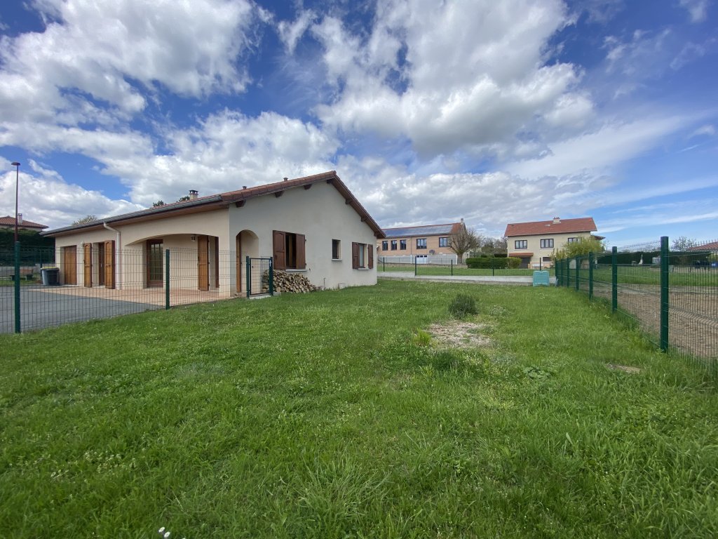 MAISON A LOUER - ESSERTINES EN CHATELNEUF - 117.54 m2 - 860 &euro; charges comprises par mois