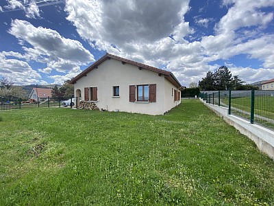 MAISON A LOUER - ESSERTINES EN CHATELNEUF - 117.54 m2 - 860 € charges comprises par mois