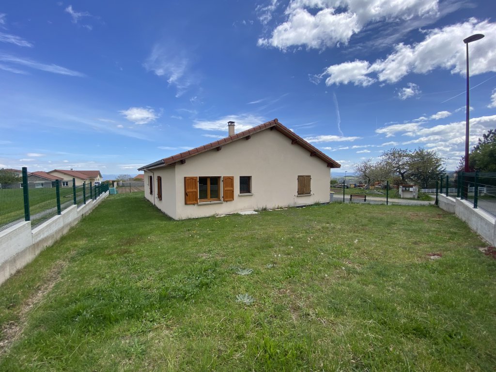 MAISON A LOUER - ESSERTINES EN CHATELNEUF - 117.54 m2 - 860 &euro; charges comprises par mois