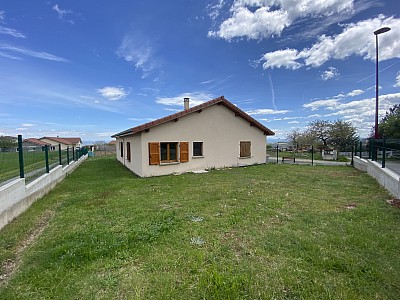 MAISON A LOUER - ESSERTINES EN CHATELNEUF - 117.54 m2 - 860 € charges comprises par mois
