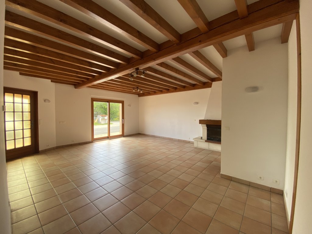 MAISON A LOUER - ESSERTINES EN CHATELNEUF - 117.54 m2 - 860 &euro; charges comprises par mois