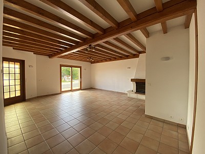 MAISON A LOUER - ESSERTINES EN CHATELNEUF - 117.54 m2 - 860 € charges comprises par mois