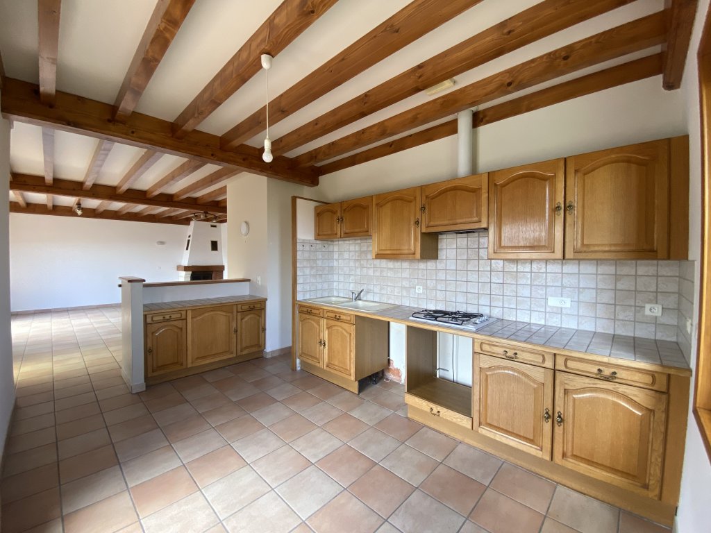 MAISON A LOUER - ESSERTINES EN CHATELNEUF - 117.54 m2 - 860 &euro; charges comprises par mois