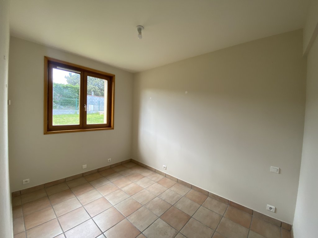 MAISON A LOUER - ESSERTINES EN CHATELNEUF - 117.54 m2 - 860 &euro; charges comprises par mois