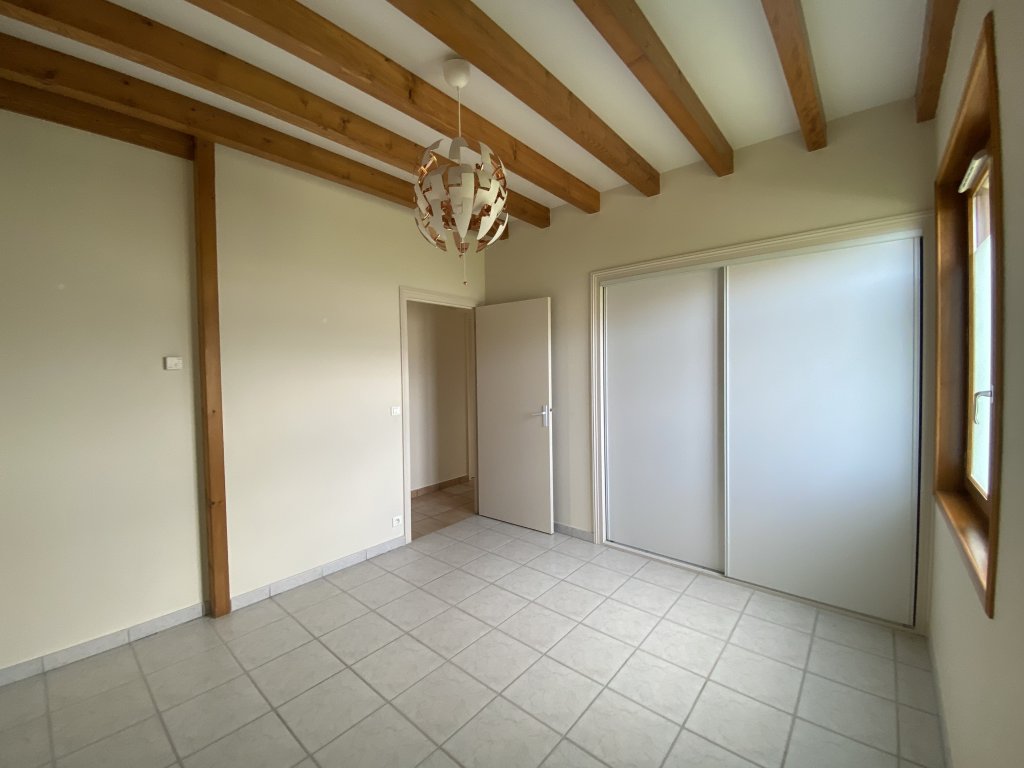 MAISON A LOUER - ESSERTINES EN CHATELNEUF - 117.54 m2 - 860 &euro; charges comprises par mois