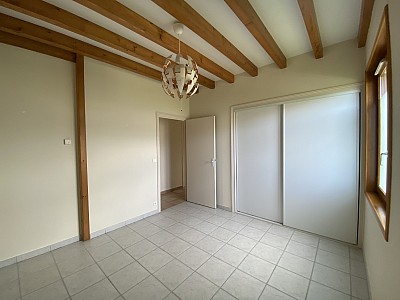 MAISON A LOUER - ESSERTINES EN CHATELNEUF - 117.54 m2 - 860 € charges comprises par mois