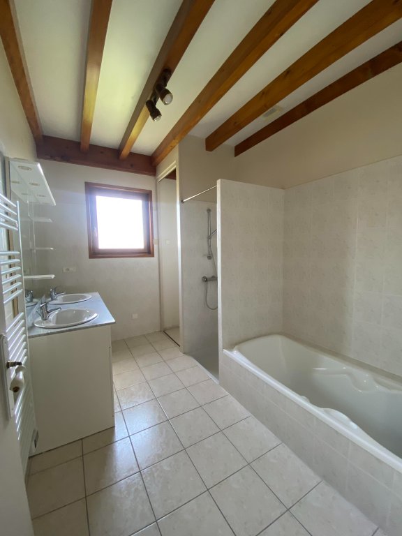 MAISON A LOUER - ESSERTINES EN CHATELNEUF - 117.54 m2 - 860 &euro; charges comprises par mois