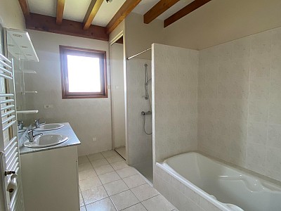 MAISON A LOUER - ESSERTINES EN CHATELNEUF - 117.54 m2 - 860 € charges comprises par mois