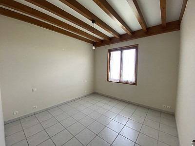MAISON A LOUER - ESSERTINES EN CHATELNEUF - 117.54 m2 - 860 € charges comprises par mois