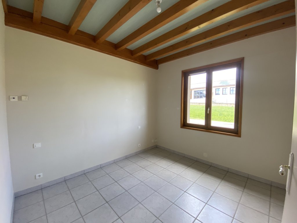 MAISON A LOUER - ESSERTINES EN CHATELNEUF - 117.54 m2 - 860 &euro; charges comprises par mois