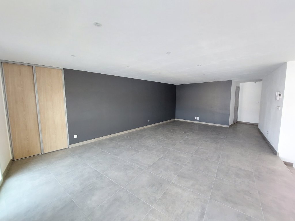 MAISON A LOUER - GREZIEU LE MARCHE - 152.14 m2 - 1 040 &euro; charges comprises par mois