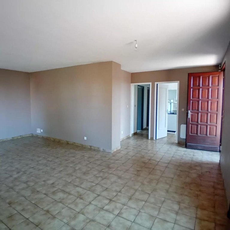 MAISON A LOUER - POUILLY LES FEURS - 87.32 m2 - 850 &euro; charges comprises par mois