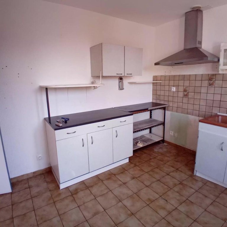 MAISON A LOUER - POUILLY LES FEURS - 87.32 m2 - 850 &euro; charges comprises par mois