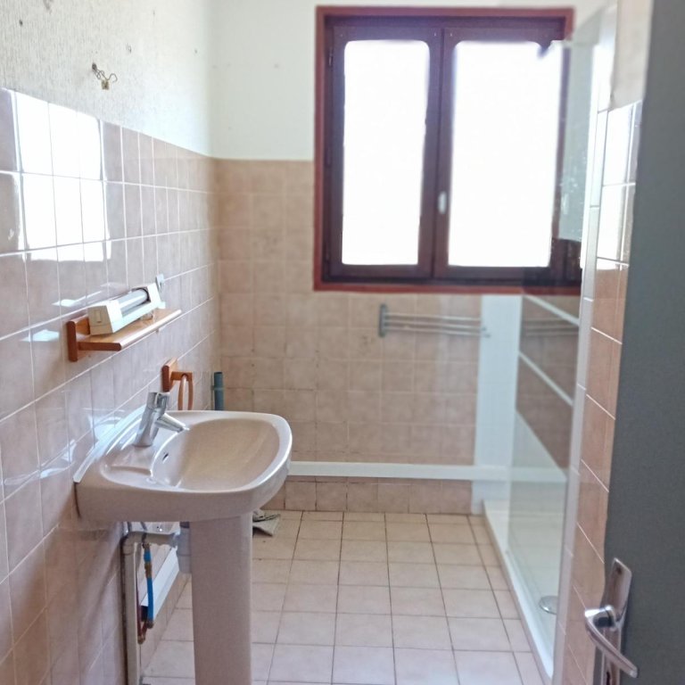 MAISON A LOUER - POUILLY LES FEURS - 87.32 m2 - 850 &euro; charges comprises par mois