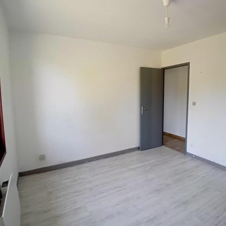 MAISON A LOUER - POUILLY LES FEURS - 87.32 m2 - 850 &euro; charges comprises par mois