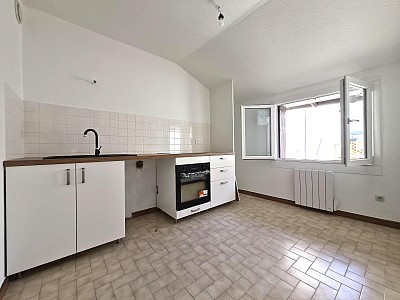 STUDIO A LOUER - CHAZELLES SUR LYON - 37.66 m2 - 429 € charges comprises par mois