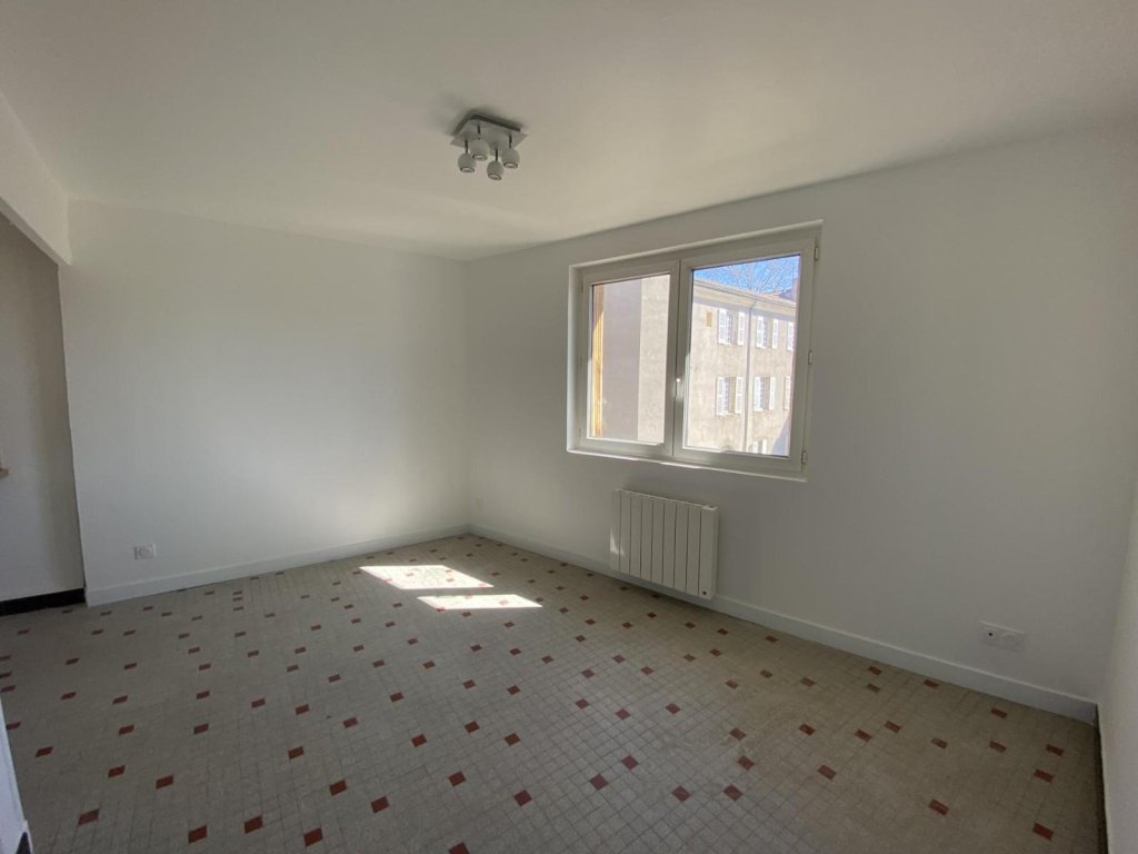 STUDIO A LOUER - MONTBRISON - 28.83 m2 - 420 &euro; charges comprises par mois