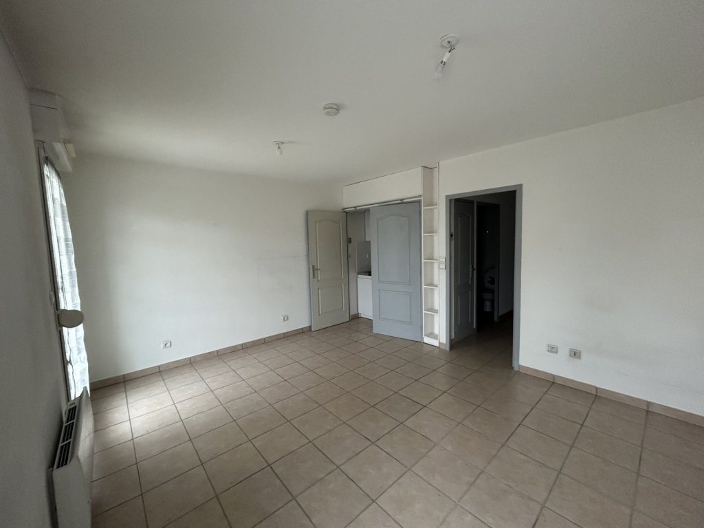 STUDIO A LOUER - SAVIGNEUX - 29.84 m2 - 380 &euro; charges comprises par mois