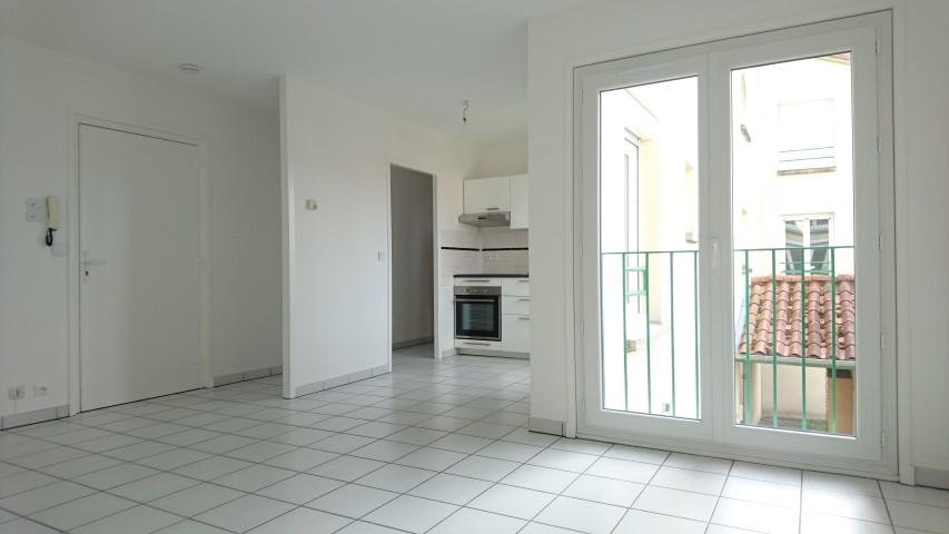 STUDIO A LOUER - SURY LE COMTAL - 38.02 m2 - 440 &euro; charges comprises par mois