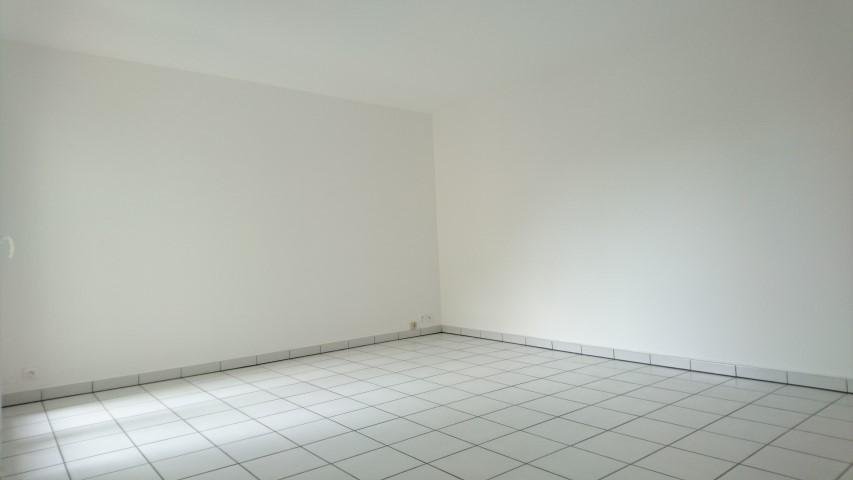 STUDIO A LOUER - SURY LE COMTAL - 38.02 m2 - 440 &euro; charges comprises par mois