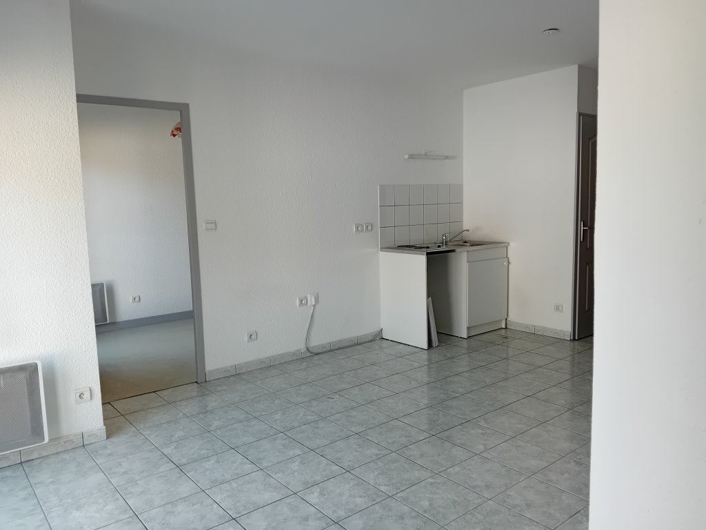 APPARTEMENT T1 A LOUER - BOEN SUR LIGNON - 32.98 m2 - 366 &euro; charges comprises par mois