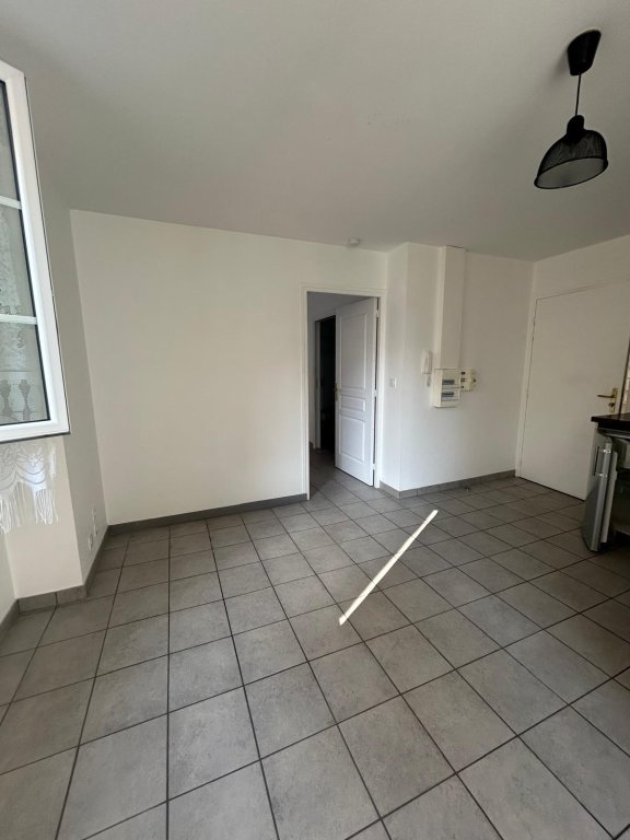APPARTEMENT T1 A LOUER - NOIRETABLE - 25.91 m2 - 325 &euro; charges comprises par mois
