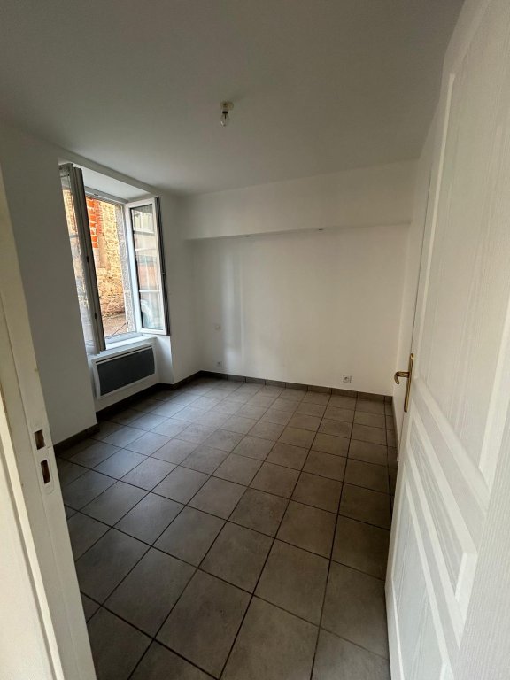 APPARTEMENT T1 A LOUER - NOIRETABLE - 25.91 m2 - 325 &euro; charges comprises par mois