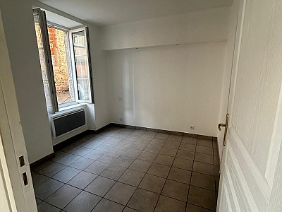 APPARTEMENT T1 A LOUER - NOIRETABLE - 25.91 m2 - 325 € charges comprises par mois