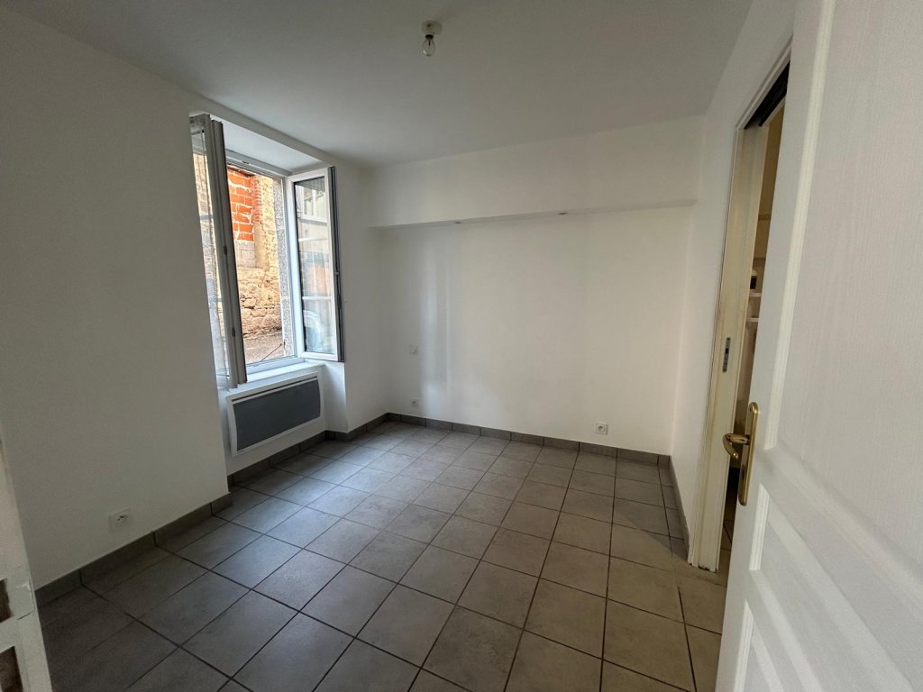 APPARTEMENT T1 A LOUER - NOIRETABLE - 25.91 m2 - 325 &euro; charges comprises par mois