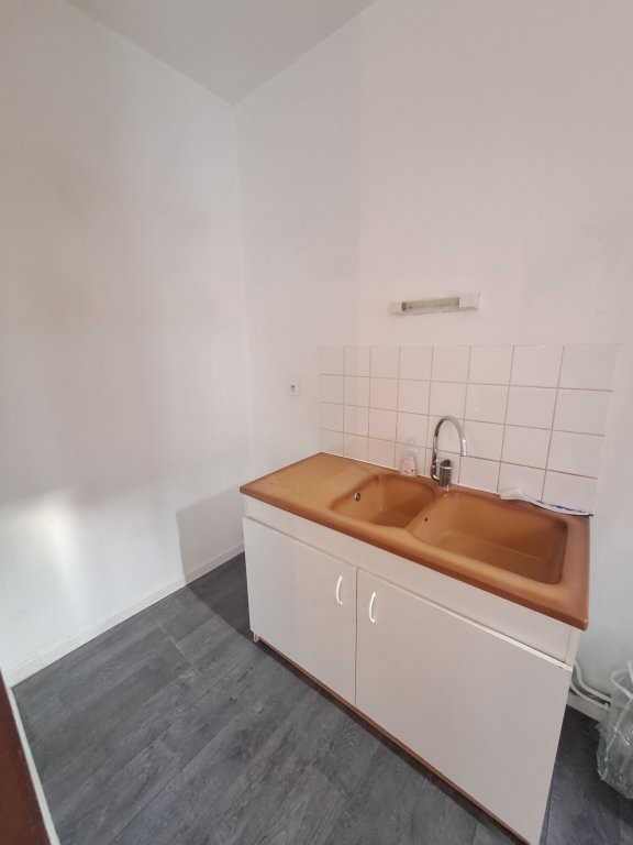 APPARTEMENT T2 A LOUER - CHAZELLES SUR LYON - 41.17 m2 - 368,50 &euro; charges comprises par mois