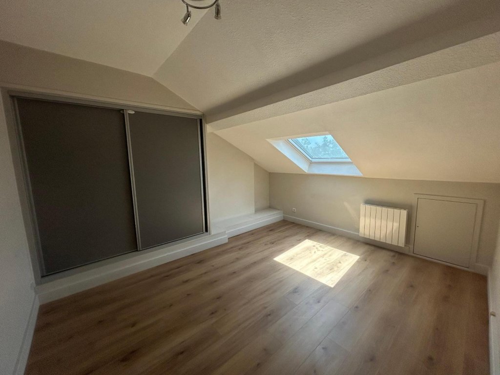 APPARTEMENT T2 A LOUER - FEURS - 33 m2 - 419 &euro; charges comprises par mois