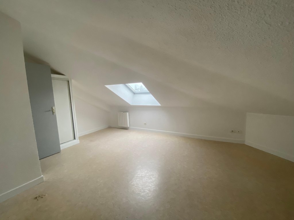 APPARTEMENT T2 A LOUER - FEURS - 36.5 m2 - 437 &euro; charges comprises par mois