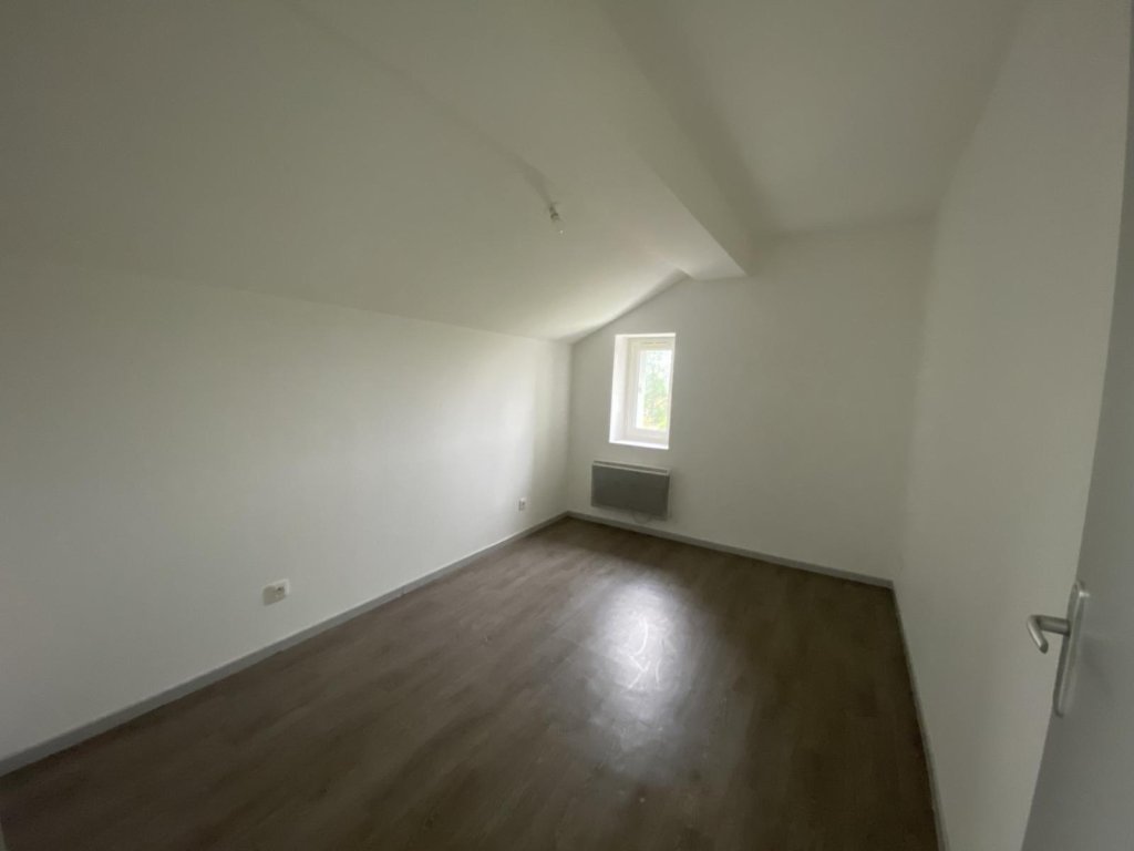 APPARTEMENT T2 A LOUER - MONTROND LES BAINS - 33.71 m2 - 415 &euro; charges comprises par mois