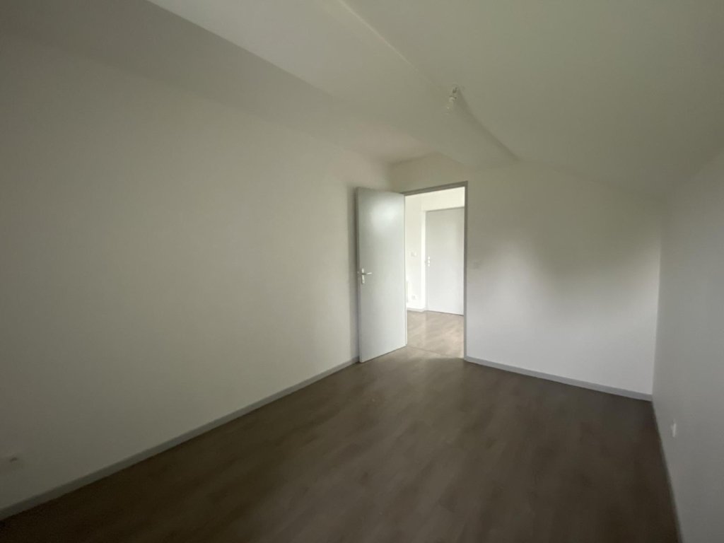 APPARTEMENT T2 A LOUER - MONTROND LES BAINS - 33.71 m2 - 415 &euro; charges comprises par mois