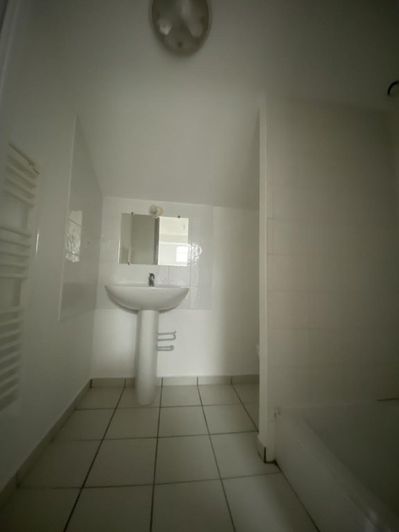 APPARTEMENT T2 A LOUER - MONTROND LES BAINS - 33.71 m2 - 415 &euro; charges comprises par mois