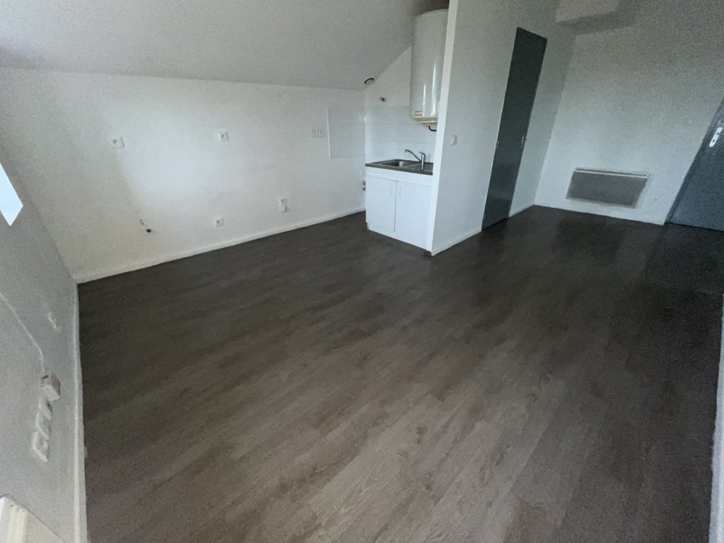 APPARTEMENT T2 A LOUER - MONTROND LES BAINS - 33.71 m2 - 415 &euro; charges comprises par mois