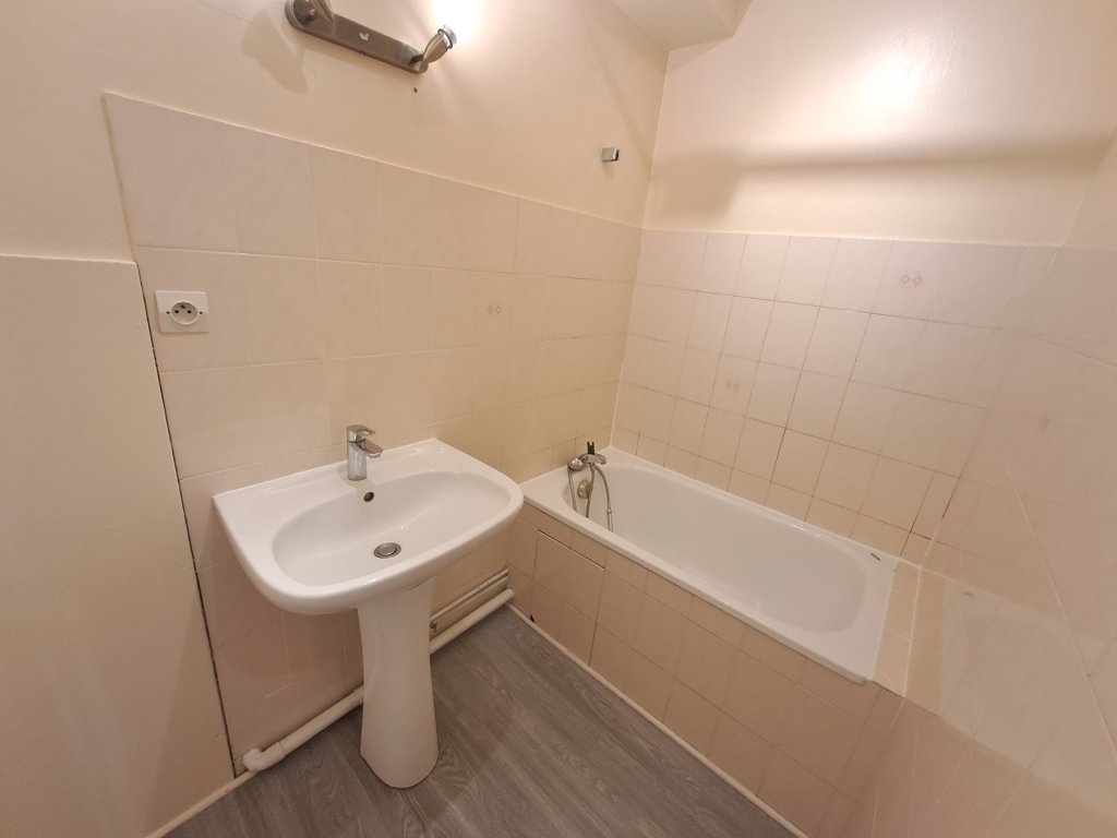 APPARTEMENT T3 A LOUER - CHAZELLES SUR LYON - 67.67 m2 - 510 &euro; charges comprises par mois