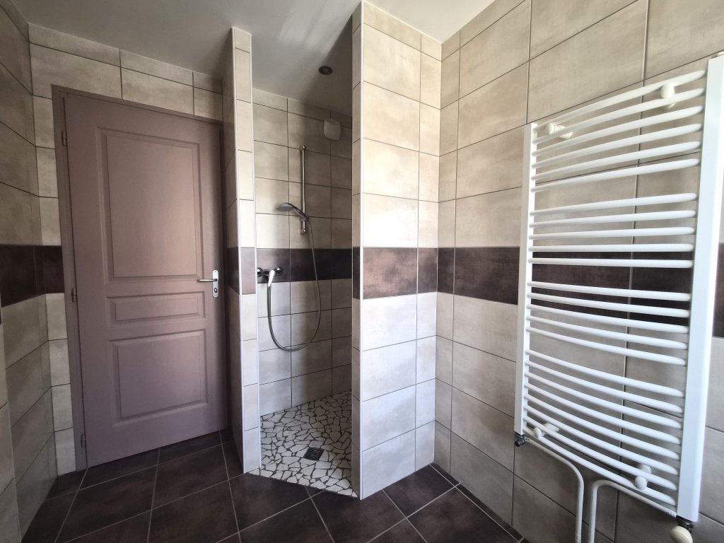 APPARTEMENT T3 A LOUER - CHAZELLES SUR LYON - 64.03 m2 - 569 &euro; charges comprises par mois