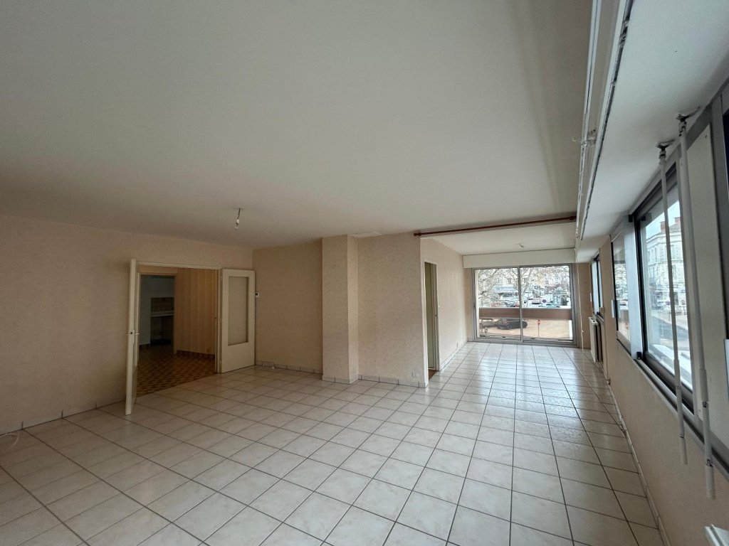 APPARTEMENT T3 A LOUER - FEURS - 95.35 m2 - 805 &euro; charges comprises par mois