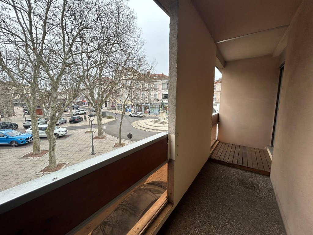APPARTEMENT T3 A LOUER - FEURS - 95.35 m2 - 805 &euro; charges comprises par mois