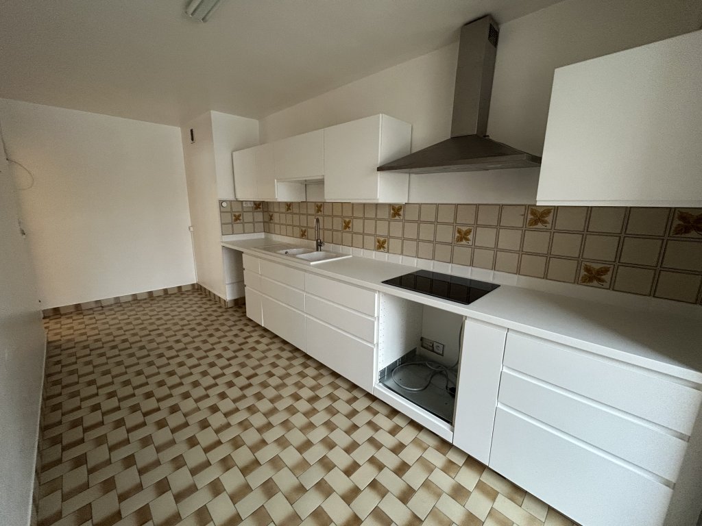 APPARTEMENT T3 A LOUER - FEURS - 95.35 m2 - 795 &euro; charges comprises par mois