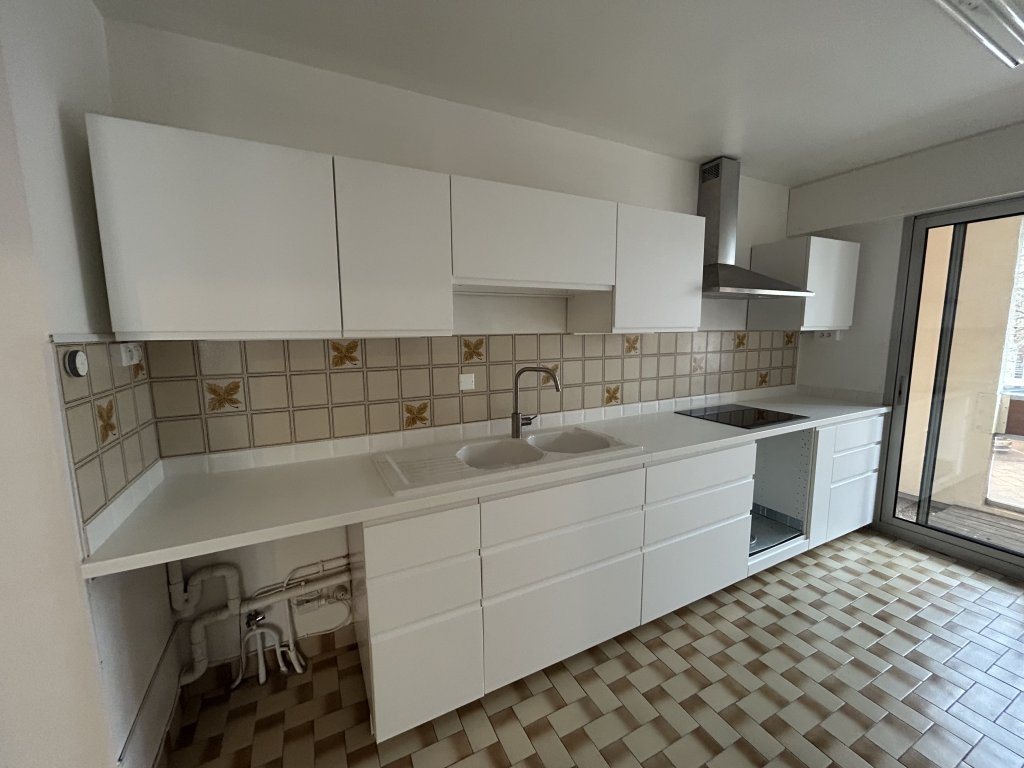 APPARTEMENT T3 A LOUER - FEURS - 95.35 m2 - 795 &euro; charges comprises par mois