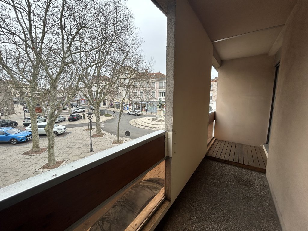 APPARTEMENT T3 A LOUER - FEURS - 95.35 m2 - 795 &euro; charges comprises par mois