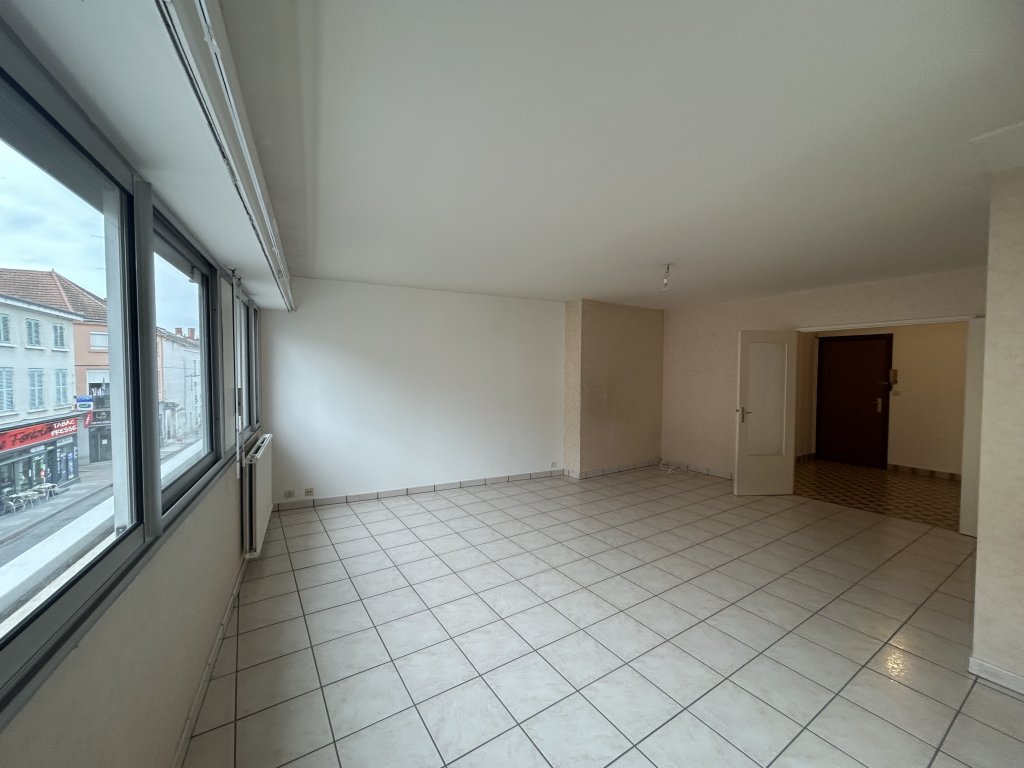 APPARTEMENT T3 A LOUER - FEURS - 95.35 m2 - 795 &euro; charges comprises par mois