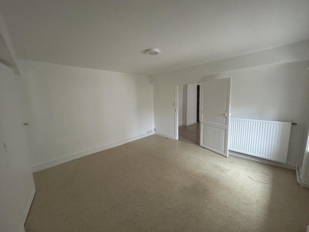 APPARTEMENT T3 A LOUER - MONTBRISON - 67.98 m2 - 450 &euro; charges comprises par mois