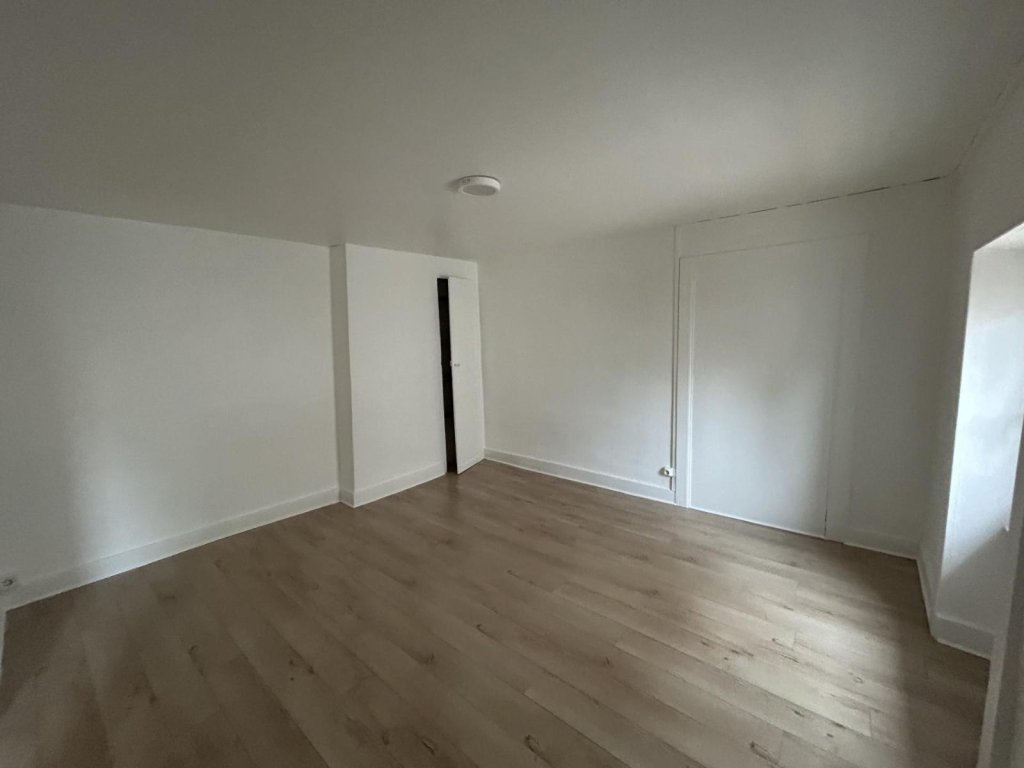 APPARTEMENT T3 A LOUER - MONTBRISON - 67.98 m2 - 450 &euro; charges comprises par mois