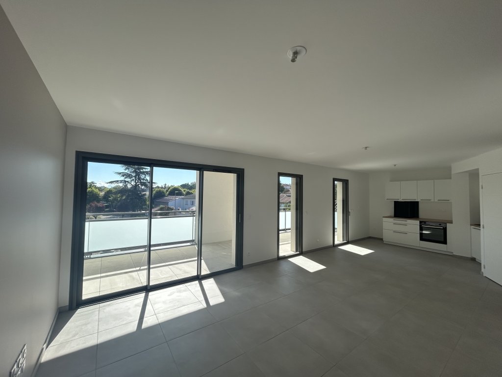 APPARTEMENT T3 A LOUER - MONTBRISON - 75.78 m2 - 910 &euro; charges comprises par mois