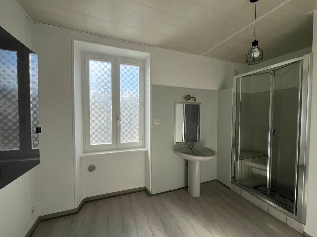 APPARTEMENT T3 A LOUER - MONTBRISON - 100.7 m2 - 650 &euro; charges comprises par mois